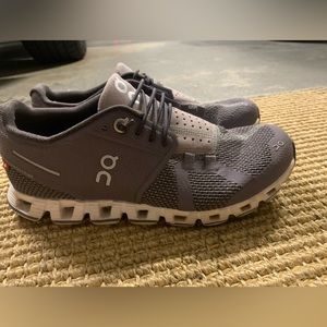 ON Cloud women’s size 6. Great condition.